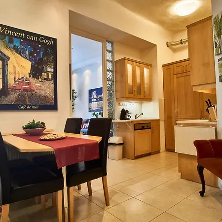 M52 - Hostaid Budapest