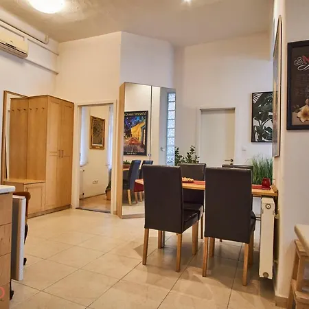 M52 - Hostaid Budapest